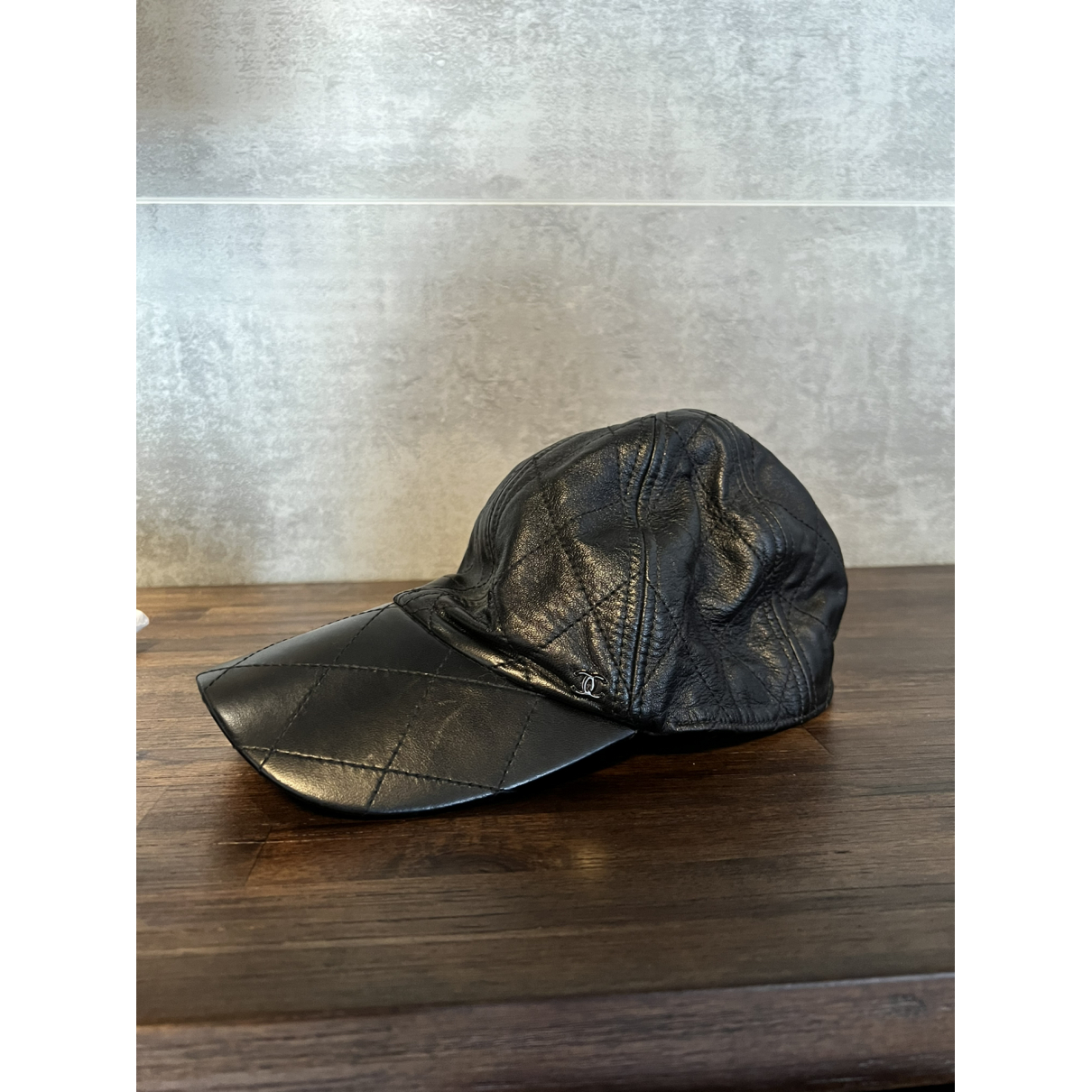 Leather cap Chanel Black size M 